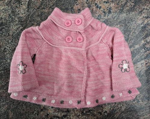 Roze gebreide gilet Mt 68, Kinderen en Baby's, Babykleding | Maat 68, Zo goed als nieuw, Meisje, Truitje of Vestje, Ophalen of Verzenden