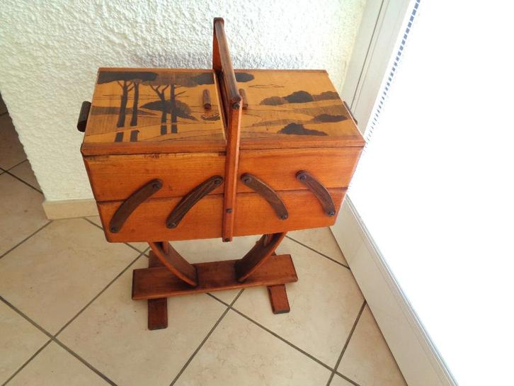 Boîte à couture - ancienne boîte en bois sur pied., Hobby & Loisirs créatifs, Couture & Fournitures, Utilisé, Autres types, Enlèvement