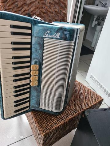 ACCORDEON    SCANDALLI disponible aux enchères