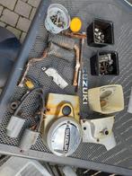 Suzuki gt 250, 500 schildjes en voetjes onderdelen lot, Motoren
