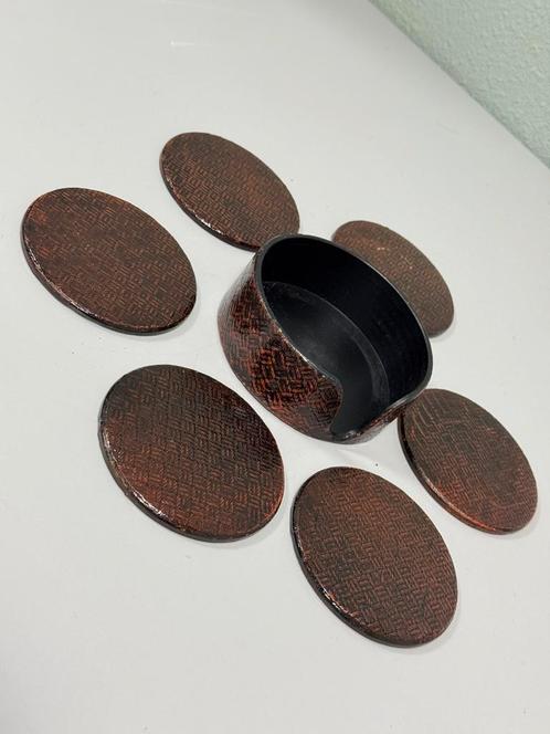 Set van 6 Kunstleren antieke onderzetters + houder Antiek, Huis en Inrichting, Woonaccessoires | Onderzetters, Zo goed als nieuw