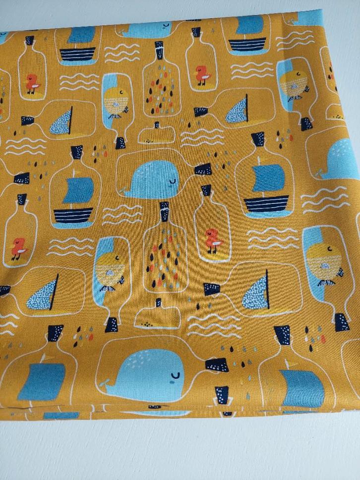 Laatste stuk! 1,5 meter katoen boodschap fles oker klimt, Hobby en Vrije tijd, Stoffen en Lappen, Nieuw, Katoen, 120 cm of meer