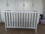 Babybed Sundvik + matras + matrasbeschermer, Kinderen en Baby's, Babywiegjes en Ledikanten, Ophalen, Gebruikt, Ledikant