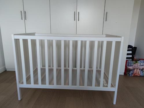 Babybed Sundvik + matras + matrasbeschermer, Kinderen en Baby's, Babywiegjes en Ledikanten, Gebruikt, Ledikant, Ophalen