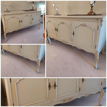 dressoir met bestekladen beschikbaar voor biedingen