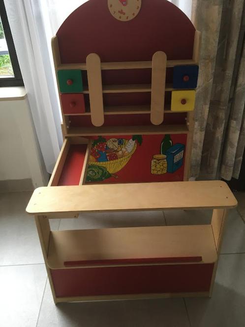 Houten speelgoedwinkel met klok en veel plastiek fruit, Kinderen en Baby's, Speelgoed | Speelkeukens, Ophalen