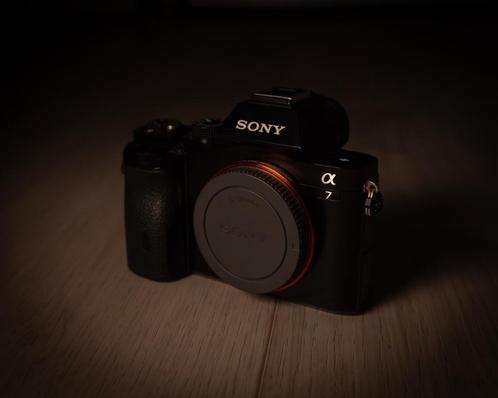 SONY ALPHA 7 BODY (VERSIE 1) + BATTERIJEN EN LADER, Audio, Tv en Foto, Fotocamera's Digitaal, Zo goed als nieuw, Spiegelreflex