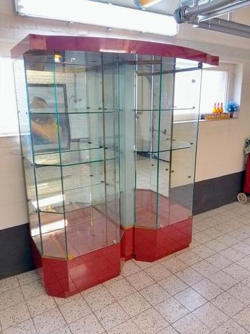 Vitrinekast te koop. beschikbaar voor biedingen
