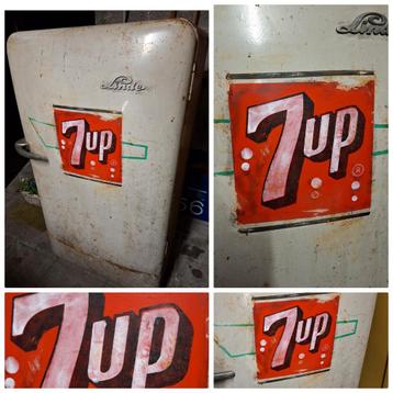 Zeer mooie  oude koelkast merk Linde met retro reclame 7up beschikbaar voor biedingen