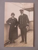 foto op een boot Kapitein vh schip poseert met dame, Verzenden, Foto, Zo goed als nieuw, Voor 1940