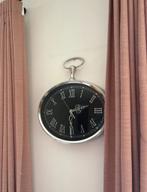 chrome klok zilver en zwart met Romeinse cijfers, Ophalen of Verzenden, Gebruikt, Analoog, Wandklok