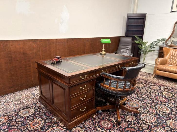 Klassiek Engels Chesterfield Bureau Partnerdesk, Antiek en Kunst, Antiek | Kantoor en Zakelijk, Ophalen of Verzenden