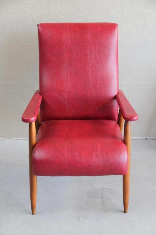Vintage fauteuil in rood kunstleer, Antiek en Kunst, Antiek | Meubels | Stoelen en Sofa's, Ophalen of Verzenden