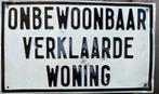 Oud bord met de tekst: onbewoonbaar verklaarde woning‼️, Huis en Inrichting, Woonaccessoires | Tekstborden en Spreuken, Verzenden