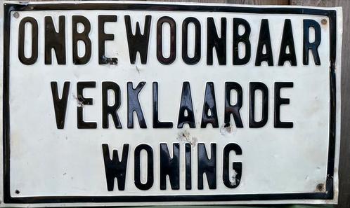 Oud bord met de tekst: onbewoonbaar verklaarde woning‼️, Huis en Inrichting, Woonaccessoires | Tekstborden en Spreuken, Gebruikt