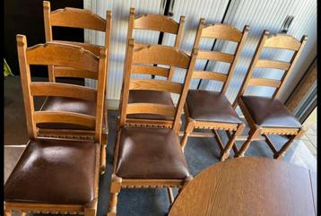 6 houten stoelen beschikbaar voor biedingen