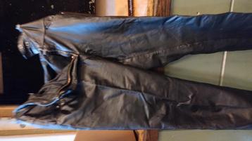 Leder zwarte broek beschikbaar voor biedingen