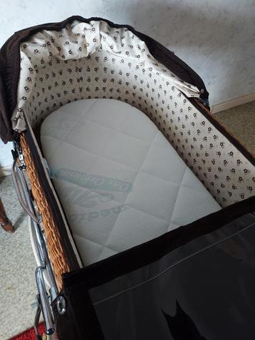 Retro kinderwagen beschikbaar voor biedingen