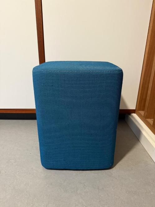 Pedrali WOW 320 Cube seating (square pouffe), Huis en Inrichting, Stoelen, Zo goed als nieuw, Eén, Stof, Blauw, Ophalen