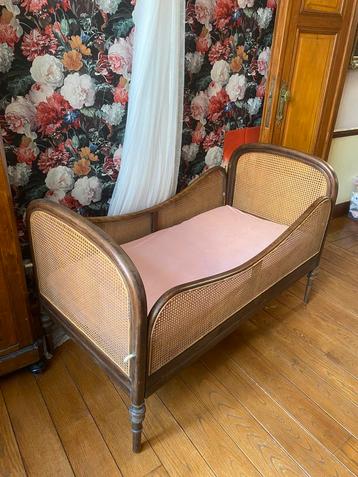 Vintage peuterbed met Aerosleep matras en beschermer beschikbaar voor biedingen