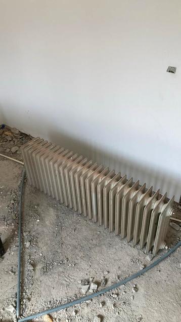 Oude loodzware radiator beschikbaar voor biedingen