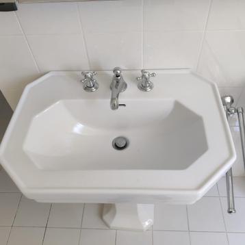 Wastafel + bad + kranen beschikbaar voor biedingen