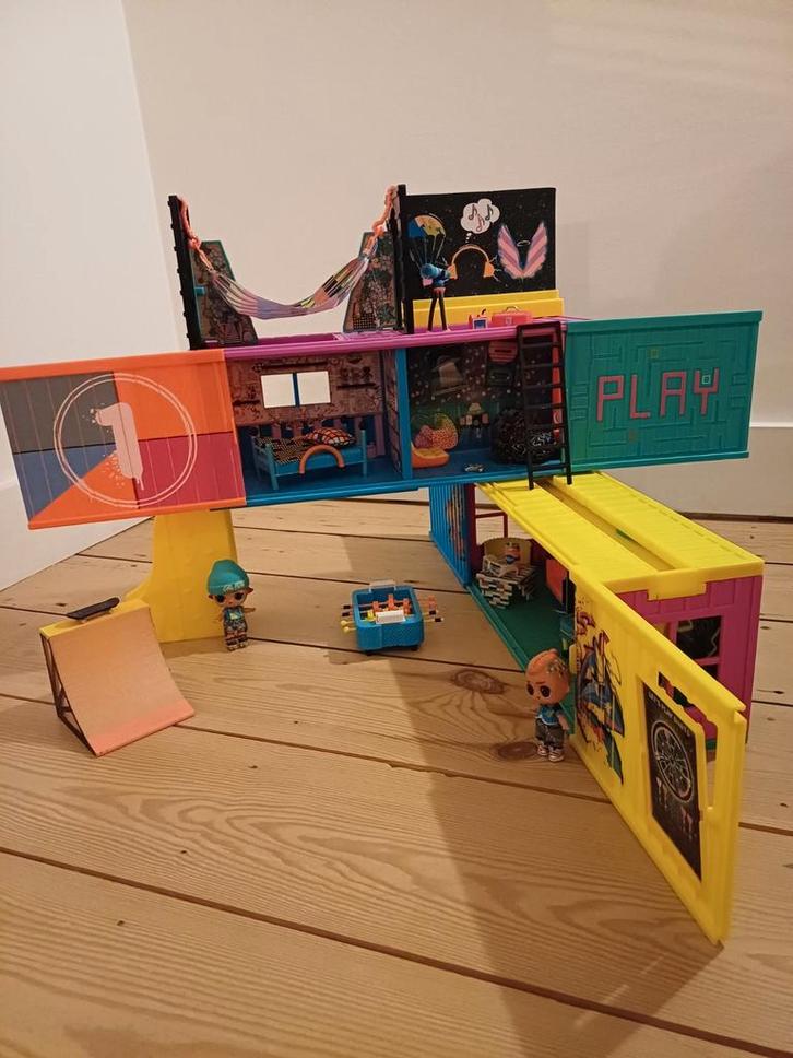 L.O.L. Surprise Clubhouse speelset + 5 extra poppen, Kinderen en Baby's, Speelgoed | Poppenhuizen, Zo goed als nieuw, Accessoires