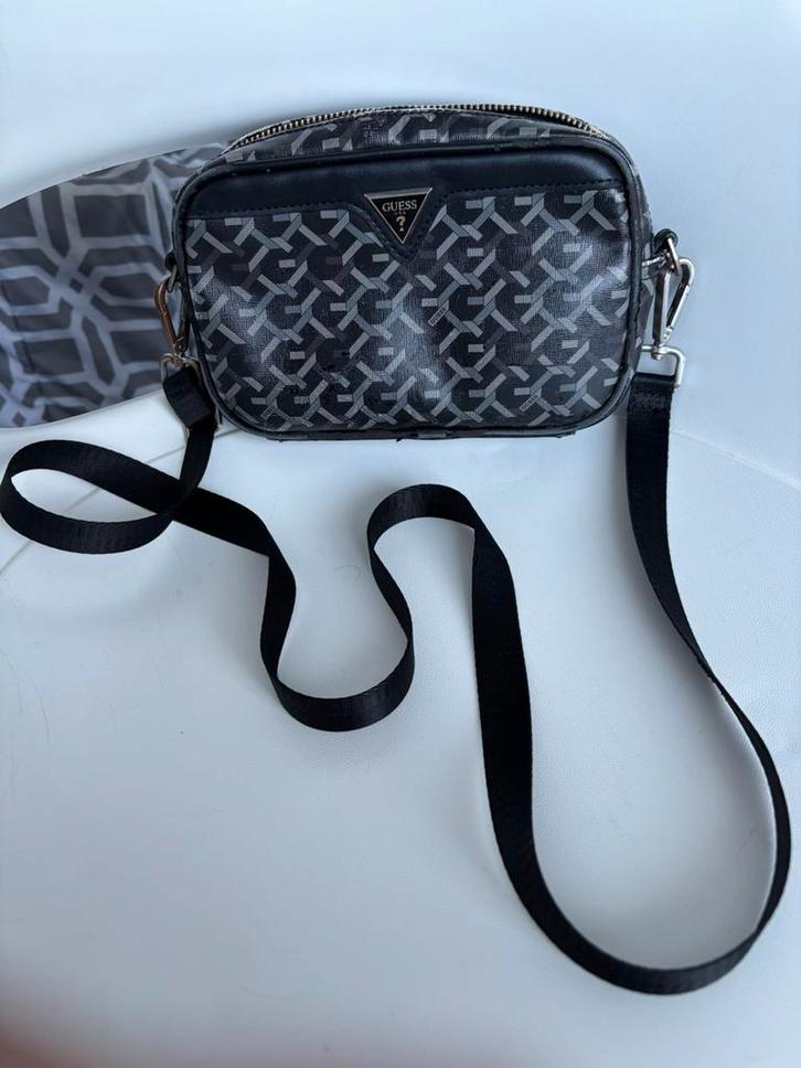 Saccoche Guess Torino édition limité, Bijoux, Sacs & Beauté, Sacs | Sacs à bandoulière, Utilisé, Autres marques, Noir, Cuir, Enlèvement