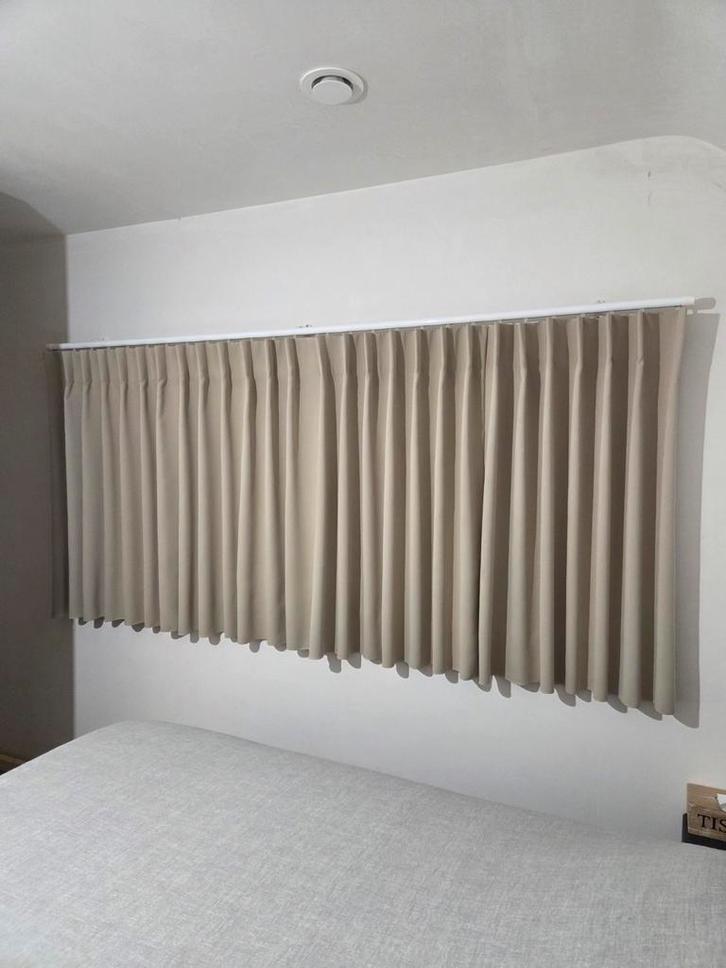 Rideau beige - occultant + rail, Maison & Meubles, Ameublement | Rideaux & Stores à lamelles, Comme neuf, 150 à 200 cm, 200 cm ou plus