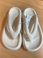 Witte slippers, Kleding | Dames, Ophalen of Verzenden, Zo goed als nieuw, Slippers