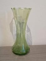 Groen glazen vaasje, Antiek en Kunst, Antiek | Vazen, Ophalen of Verzenden