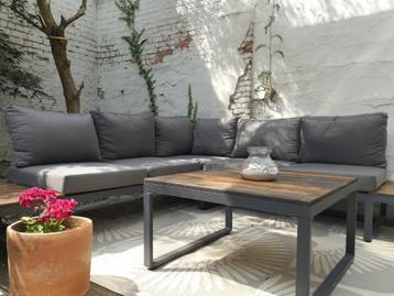Tuinset met kussens en tafel compleet beschikbaar voor biedingen