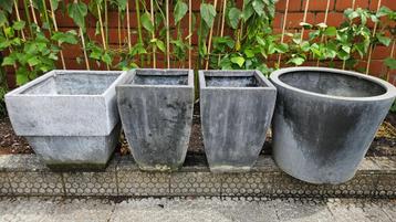 Vier stevige bloembakken – klaar voor een fleurige plek! beschikbaar voor biedingen