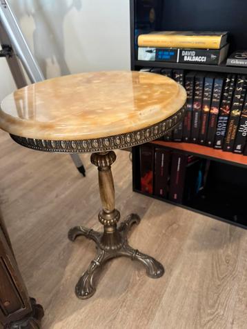 Bijzettafel beschikbaar voor biedingen