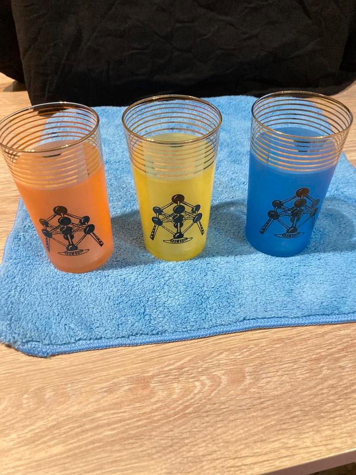 set van drie vintage glazen met opdruk van het Atomium., Verzamelen, Glas en Drinkglazen, Zo goed als nieuw, Ophalen of Verzenden