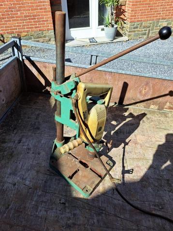 Antieke kolomboormachine beschikbaar voor biedingen