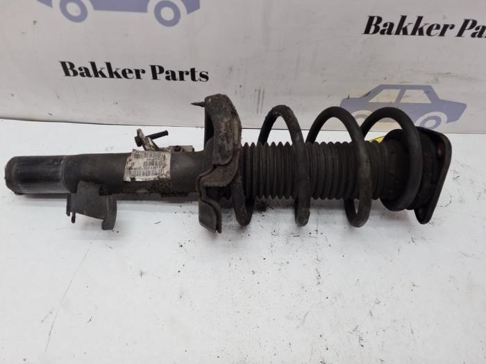 Schokdemperpoot rechts-voor van een Volvo V40, Auto-onderdelen, Ophanging en Onderstel, Volvo, Gebruikt, 3 maanden garantie