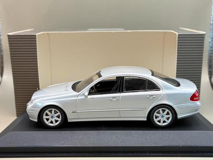Mercedes-Benz E-klasse Saloon (Type W211) 2002 - MiniChamps, Hobby en Vrije tijd, Modelauto's | 1:43, Nieuw, Auto, MiniChamps