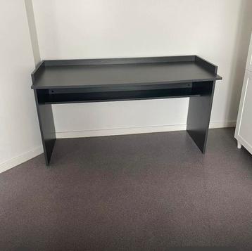 Bureau zo goed als nieuw beschikbaar voor biedingen