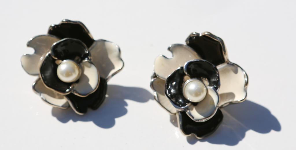 Mooie „" bloem "” oorbellen met clip”, Handtassen en Accessoires, Oorbellen, Ophalen of Verzenden, Nieuw, Zwart