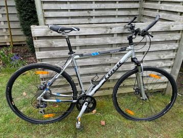 vélo VTT hybride Trek 7100 — 21,5 pouces (54,5 cm)