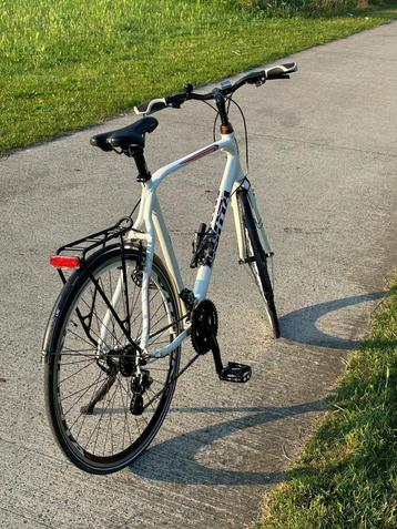 Sportieve fiets beschikbaar voor biedingen