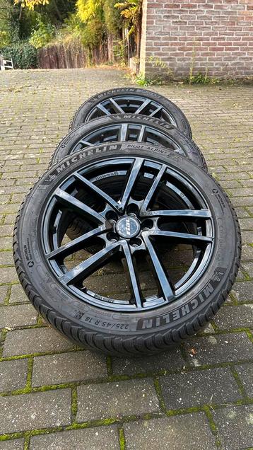 4x PNEUS HIVER M+S sur JANTES 18'' NOIRES (SEAT, VW,...) beschikbaar voor biedingen