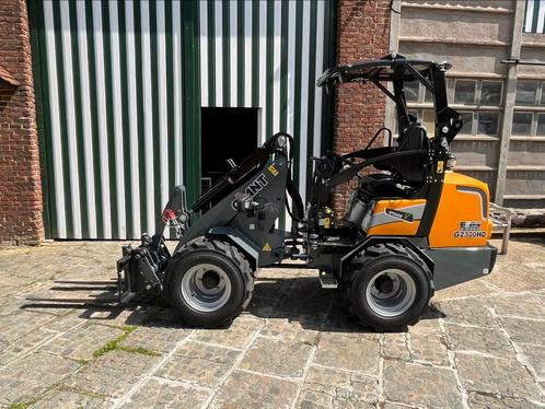 TE HUUR Giant G 2300 HD kniklader met chauffeur, Zakelijke goederen, Machines en Bouw | Kranen en Graafmachines, Wiellader of Shovel
