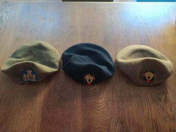 Oude militaire baretten beschikbaar voor biedingen