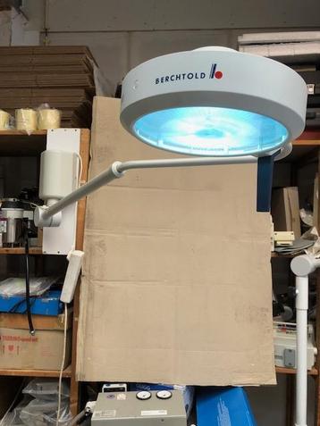 Medische onderzoekslamp operatielamp Berchtold D300