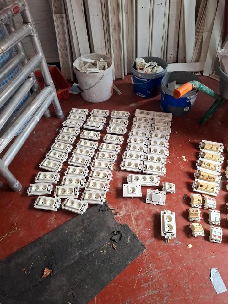 Legrand stopcontacten met aarding, Bricolage & Construction, Électricité & Câbles, Utilisé, Interrupteur, Interrupteur, Enlèvement