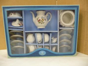 porselein kinderservies met bloemmotief  beschikbaar voor biedingen