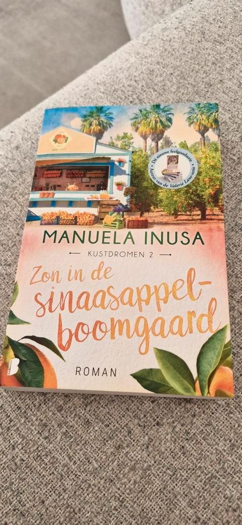 Manuela Inusa - Zon in de sinaasappelboomgaard, Boeken, Literatuur, Zo goed als nieuw, Ophalen of Verzenden
