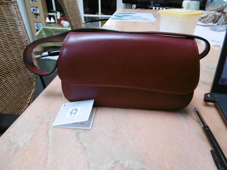 klein handtasje nieuw "nobody" rood, Handtassen en Accessoires, Tassen | Damestassen, Nieuw, Avondtasje, Rood, Ophalen of Verzenden